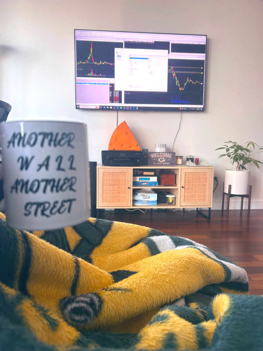 SaliniKing's tweet photo. Victory Monday #GoPackGo Study vibes @IClovertrading The homie HuddyBankz @MikeHuddie Killed this webby. For my #CloverFamGang 5/18/23 🔥🔥🔥 #RoyalShit 🙏🏾❤️💪🏾 https://t.co/MH7EB87Kph