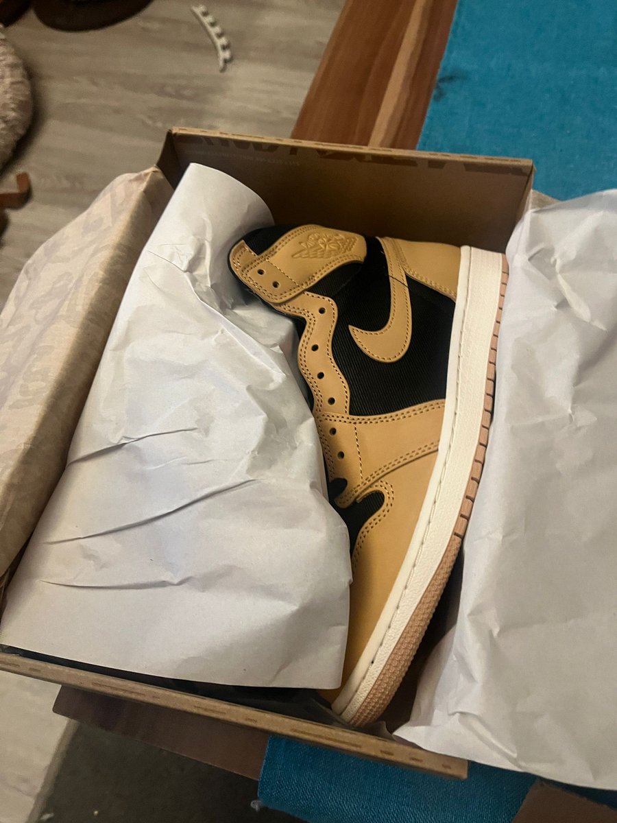 shedive14's tweet photo. so the restock of the lost and founds was good? haha check this out, Nike sends me the right SKU but not the correct pair of jordans. Thx @Nike  / @StashedSNKRS @SneakerNews @thesolesupplier @Jumpman23 @kustoo https://t.co/eMIlmpg8Hq