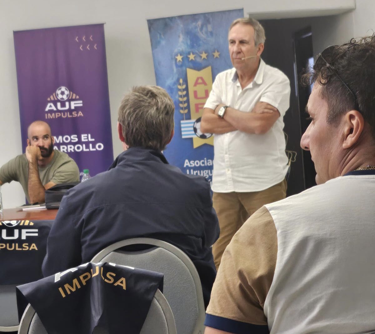 GerardoPelusso's tweet photo. Compartimos el análisis del Mundial Qatar 2022, realizado por el GET de @CONMEBOL en el curso de actualización de Licencia Pro con los Entrenadores del fútbol uruguayo.
Lo organizó @AUFimpulsa y fue todo un éxito. https://t.co/kPe8xb2dmD