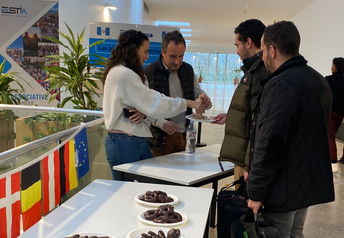 Les Journées de l’International à l'ESTIA 🌍🎓

L'ESTIA, école résolument tournée vers l’International, célèbre actuellement les Journées de l’International, mettant en avant sa dynamique globale et ses opportunités internationales comme <a href="/eu4dual_edu/">EU4DUAL</a> .