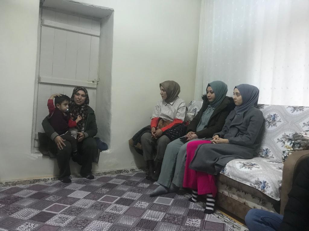 burak_unal01's tweet photo. 3 yıl önce aramızdan ayrılan Yönetim Kurulu Üyemiz Mustafa Yazıksız Kardeşimizin Sene-i Devriyesinde Ailesini, Gençlik Kolları Yönetimimiz Kadın Kolları Başkanımız Sn. @yasmin2144 ve 80. Yıl Devlet Hastanesi Müdürü Sn. Ayşe Avan ile birlikte ziyaret ettik https://t.co/qnBY6jYubL