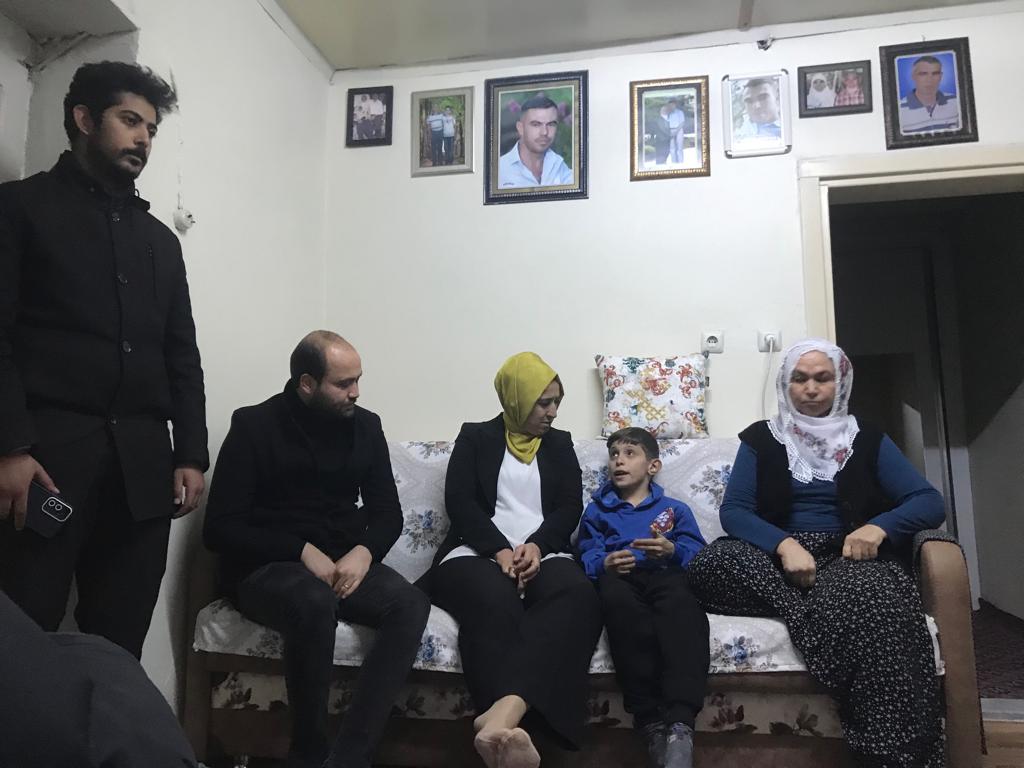 burak_unal01's tweet photo. 3 yıl önce aramızdan ayrılan Yönetim Kurulu Üyemiz Mustafa Yazıksız Kardeşimizin Sene-i Devriyesinde Ailesini, Gençlik Kolları Yönetimimiz Kadın Kolları Başkanımız Sn. @yasmin2144 ve 80. Yıl Devlet Hastanesi Müdürü Sn. Ayşe Avan ile birlikte ziyaret ettik https://t.co/qnBY6jYubL