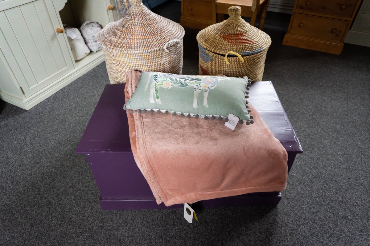 Brr! It's chilly out there... 🥶 Good job you can find a selection of handmade throws and cosy blankets throughout our showrooms!

earshamhomefurnishings.co.uk/soft-furnishin…

#HomeFurnishings #Suffolk #Norfolk