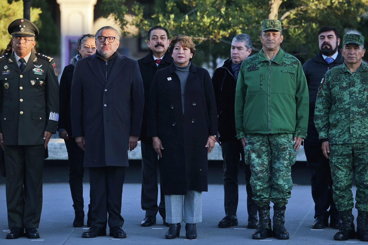 delfinagomeza's tweet photo. Desde la Plaza de los Mártires encabecé la Ceremonia de Izamiento de Bandera acompañada del Gabinete legal y ampliado del Gobierno estatal, integrantes de la Mesa de Coordinación para la Construcción de la Paz, personal de Guardia Nacional, autoridades de las Secretarías de la Defensa y Marina, así como estudiantes y docentes de la Escuela Secundaria No. 1 Miguel Hidalgo. 

Esta ceremonia la realizamos con el objetivo de honrar nuestro símbolo patrio, para promover la cultura cívica y el respeto a ella entre la ciudadanía. 

Iniciamos esta semana con todo entusiasmo. En mi administración seguiremos trabajando en el proceso de transformación de nuestro bello Estado de México. 

#ElPoderDeServir