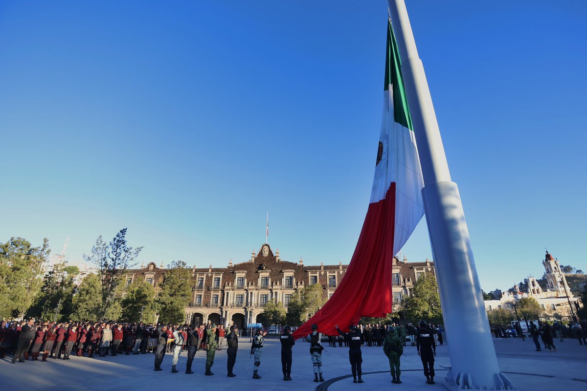 delfinagomeza's tweet photo. Desde la Plaza de los Mártires encabecé la Ceremonia de Izamiento de Bandera acompañada del Gabinete legal y ampliado del Gobierno estatal, integrantes de la Mesa de Coordinación para la Construcción de la Paz, personal de Guardia Nacional, autoridades de las Secretarías de la Defensa y Marina, así como estudiantes y docentes de la Escuela Secundaria No. 1 Miguel Hidalgo. 

Esta ceremonia la realizamos con el objetivo de honrar nuestro símbolo patrio, para promover la cultura cívica y el respeto a ella entre la ciudadanía. 

Iniciamos esta semana con todo entusiasmo. En mi administración seguiremos trabajando en el proceso de transformación de nuestro bello Estado de México. 

#ElPoderDeServir