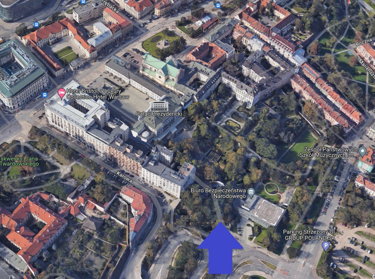 SluzbyiObywatel's tweet photo. Jak donosi Wyborcza w czasie gdy PAD udał się na spotkanie do Belwederu, pod rzadko używaną bramę Pałacu od strony BBN, podjechała kolumna aut. Wysiedli z niej zastępcy Szefa SOP pułkownicy Krzysztof Król i Bartłomiej Hebda. Nakazali wartownikom SOP otwarcie bramy. Hebda wszedł do Pałacu pierwszy. Dowodził wcześniej ochroną Prezydenta i cieszył się zaufaniem jego ludzi. Powiedział szefowej Kancelarii Prezydenta, że ma do przekazania pilne informacje od komendanta SOP i poprosił o sprowadzenie Kamińskiego i Wąsika. Ci zdążyli się już rozlokować na 3 piętrze w pokojach gościnnych apartamentu prezydenckiego, gdzie mieli mieszkać przez kolejne tygodnie. Kamiński i Wąsik usłyszeli od szefowej kancelarii, że Hebda to swój człowiek i poszli ciekawi o co chodzi. W tym momencie Hebda przeprosił na chwilę, wyszedł z sekretariatu i po minucie wrócił z grupą Policjantów. Zatrzymywany Wąsik zdążył jeszcze krzyknąć "Ja panu tego nie daruję" a zaskoczonej szefowej kancelarii wyrwało się "Judaszu". Tylko Kamiński nic nie mówił.