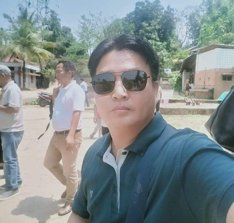 nareshchandra_1's tweet photo. Two wanted criminals who murdered SDPO of #Moreh Police Station got nabbed this evening by @manipur_police and are being interrogated! See the reaction of two communities of Manipur:
1. In the first video one can see the #Kukis come out to harass the Indian Army personnel who are just doing their duty and here they are pleading with the women who are hell bent on blaming them I don’t know for what! After all those nabbed are accused of cowardly killing a brave police officer by shooting him from far off with a sniper gun.
2.. This is in stark difference to the #Meiteis in the second video who are gathered to demand that the guilty be brought to justice!
In the next few days we will see how strong is the Indian executive and justice! We are hopeful that SDPO Anand will get justice after all 🫡
#Justice4SDPOAnand
#KukiWarCrimes
#ManipurUnderKukiAttack
#MeiteiFightsBack