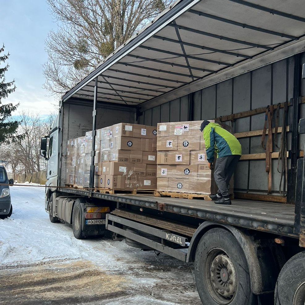 Last week, @AirlinkFlight flew 900 of our Family Emergency Kit to Europe and they have already been trucked to Ukraine. These kits are ready to provide families affected by the war with access to clean drinking water, hygiene items and a solar light.
