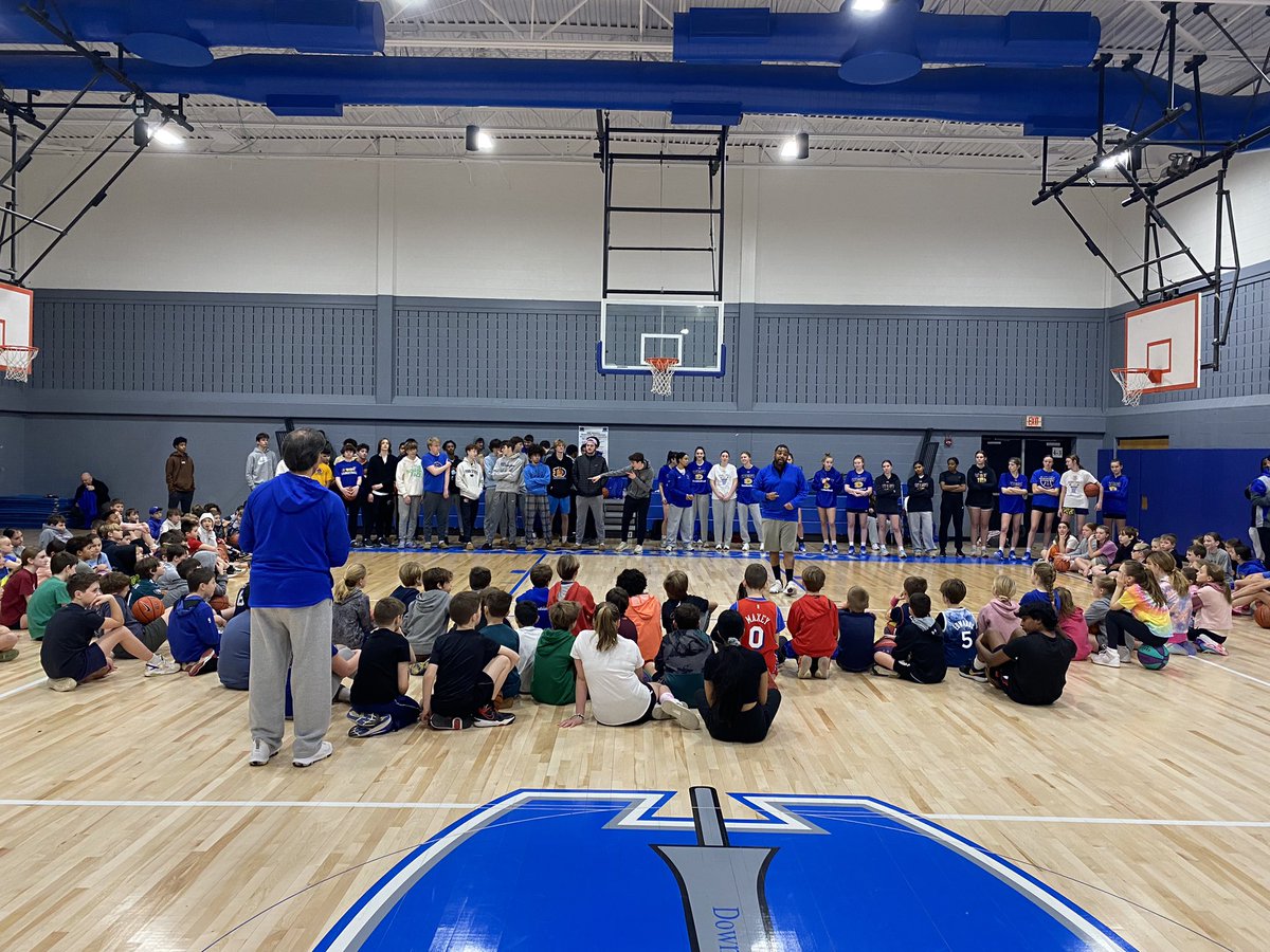 dtownwestgbb's tweet photo. Awesome day at Dtown West and DMS running a MLK day youth clinic for 150 girls and boys.  HS boys and girls &amp; 9th boys helping.  Canned goods going to the Lord’s Pantry! https://t.co/nYuR6F25yx