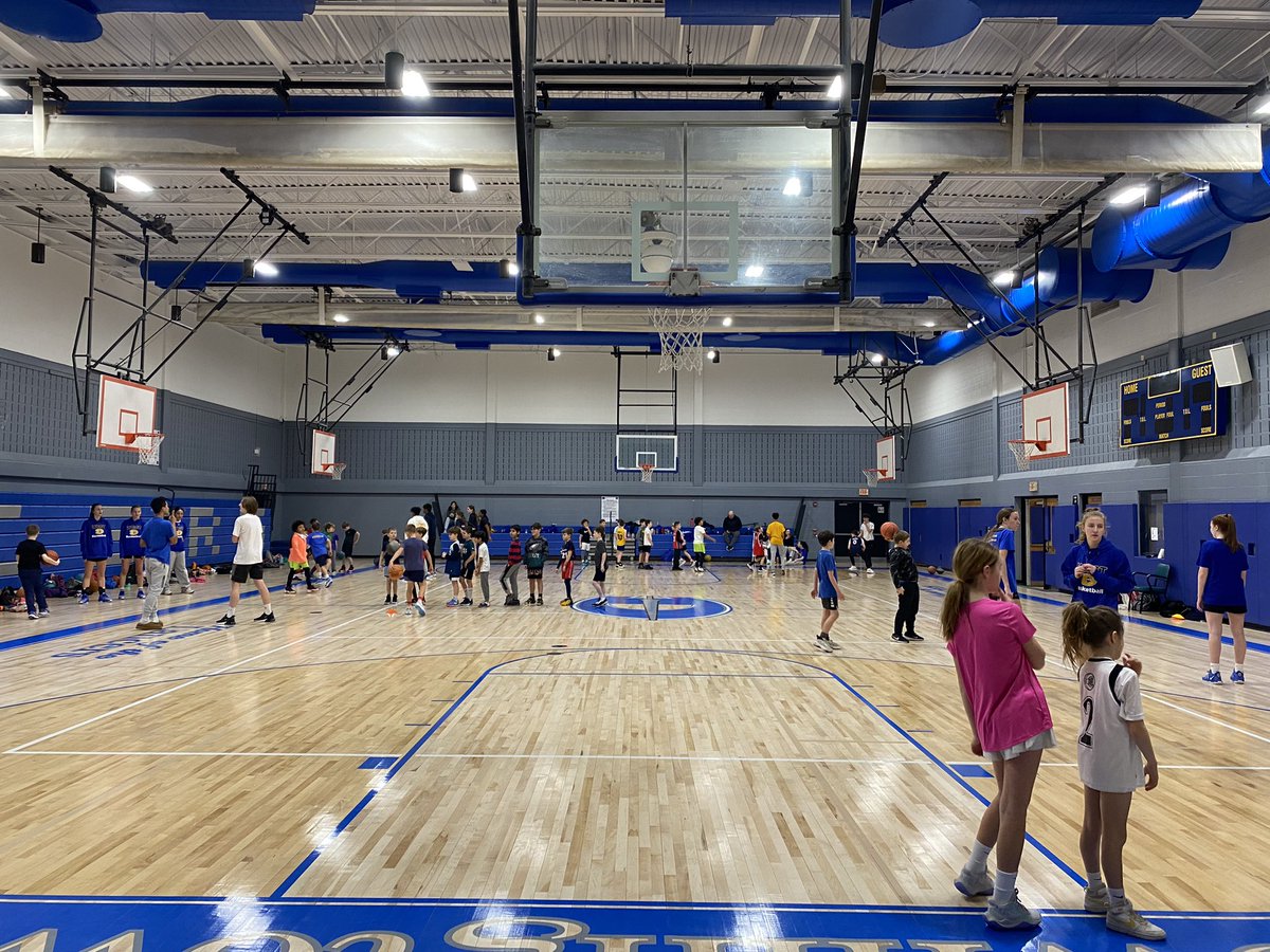 dtownwestgbb's tweet photo. Awesome day at Dtown West and DMS running a MLK day youth clinic for 150 girls and boys.  HS boys and girls &amp; 9th boys helping.  Canned goods going to the Lord’s Pantry! https://t.co/nYuR6F25yx