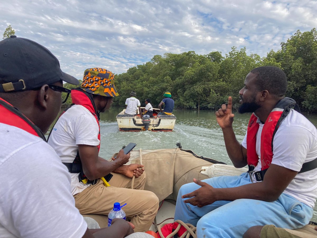 pacifique_ch's tweet photo. 🔬 End of sampling #campaign for the second group of @InstituteGreat students.
With a reduced staff, the team continues its studies of the #mangroves in Bitang Bolong.

@UNIGEnews @sciences_UNIGE @SwanseaUni @AquaticPhysics @MaiyaiH @ceordone https://t.co/axYTaZeDlX