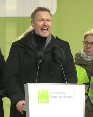 goia's tweet photo. Der Unterschied zwischen Habeck, @cem_oezdemir und Lindner könnte größer nicht sein.

Habeck und Özdemir stellen sich dem Bürger trotz Widerstände und zeigen Rückgrat.

Lindner fällt der Regierung in den Rücken und betreibt Spaltung mit Populismus. https://t.co/u1Ln461IGY