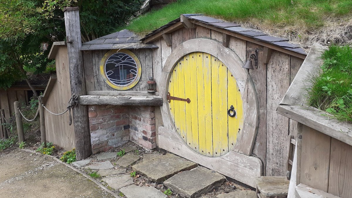 DoorsNo3828's tweet image. The 3rd of my favourite #doors from the first few months of #NoContextDoors 😂 
When I began I didn't realise the interest it would create ...😃
Thank you everyone for the comments,doors and information 👍
Hobbit house #Irlam 
#DailyDoor #TuerzumAbend