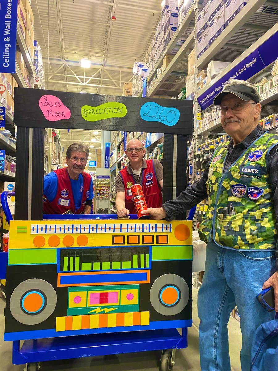 Annette2260's tweet photo. The fun has begun! Snack cart was a huge hit this weekend &amp; today we celebrated with National Bagel day &amp; some well deserved awards. Thank you to the Lowe’s store 2260 sales floor associates! 🎉 #savedbythefloor #salesfloorappreciation @carlosR1661 https://t.co/9REOWKrGp5