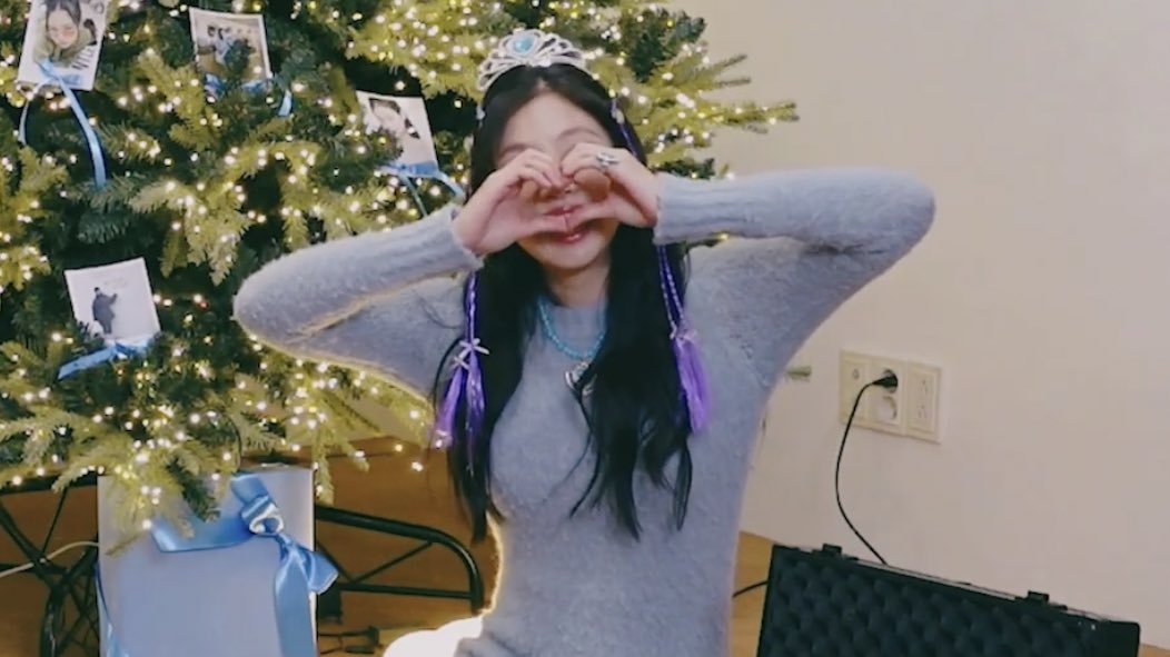 BLACKPINKGLOBAL's tweet photo. Our birthday girl🎂✨

MISS KOREA JENNIE DAY
#MoonlightJENNIEDay
#달빛아래_빛이나는_제니의_생일파티 @BLACKPINK https://t.co/BgA8XRTrLE