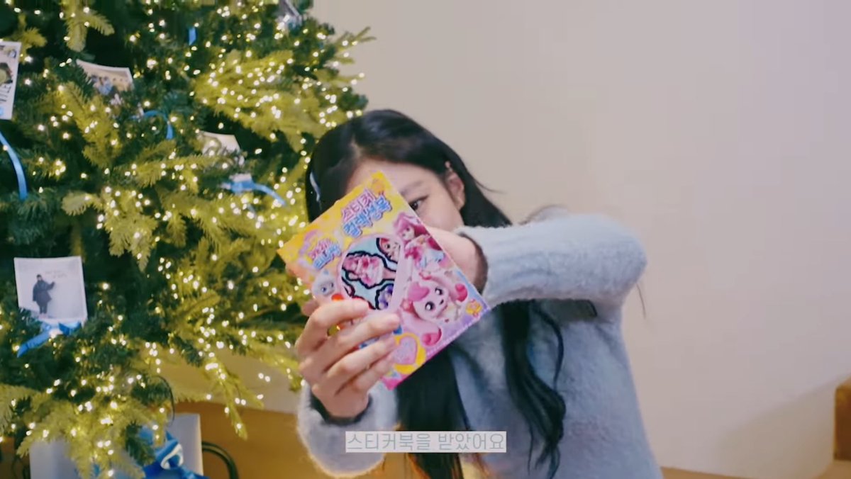 Pastttaaaa's tweet photo. Oa entertainment staff gifted jennie with a hachuping aka heartspring sticker book 🥹 this is a nickname jennie received from a child who thought jennie resembled the character also known as the "president" of all young children in Korea

MISS KOREA JENNIE DAY
#MoonlightJENNIEDay https://t.co/yaocSrTBLq