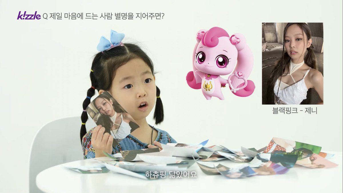 Pastttaaaa's tweet photo. Oa entertainment staff gifted jennie with a hachuping aka heartspring sticker book 🥹 this is a nickname jennie received from a child who thought jennie resembled the character also known as the "president" of all young children in Korea

MISS KOREA JENNIE DAY
#MoonlightJENNIEDay https://t.co/yaocSrTBLq