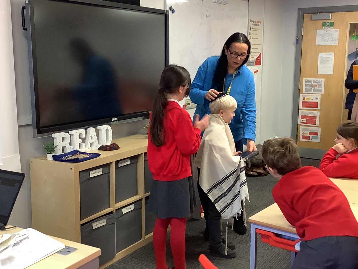 StPhilipsY3A's tweet image. This afternoon, we welcomed a very special visitor into our class to teach us about Judaism. We tried some bread, learnt all about the different Jewish festivals and celebrations and tried some dancing! What a lovely end to the day! @StPhilipCEAP #teamstphilips #StPhilipsREY3