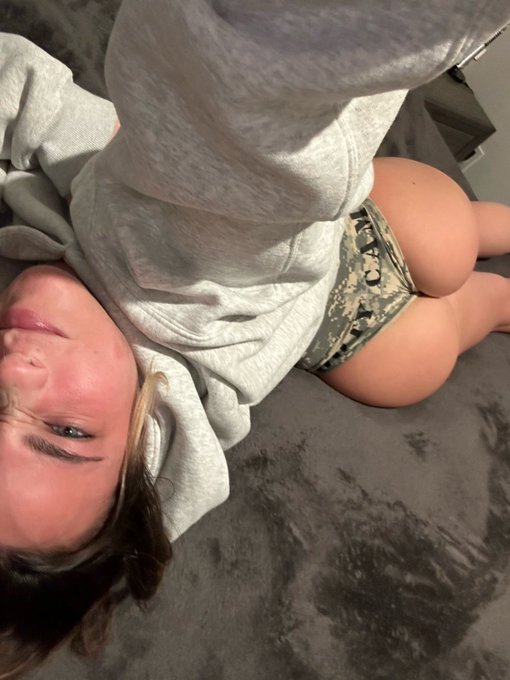 Just chillin; who wants to chat? 😋 https://t.co/3LGUQS4Oaj