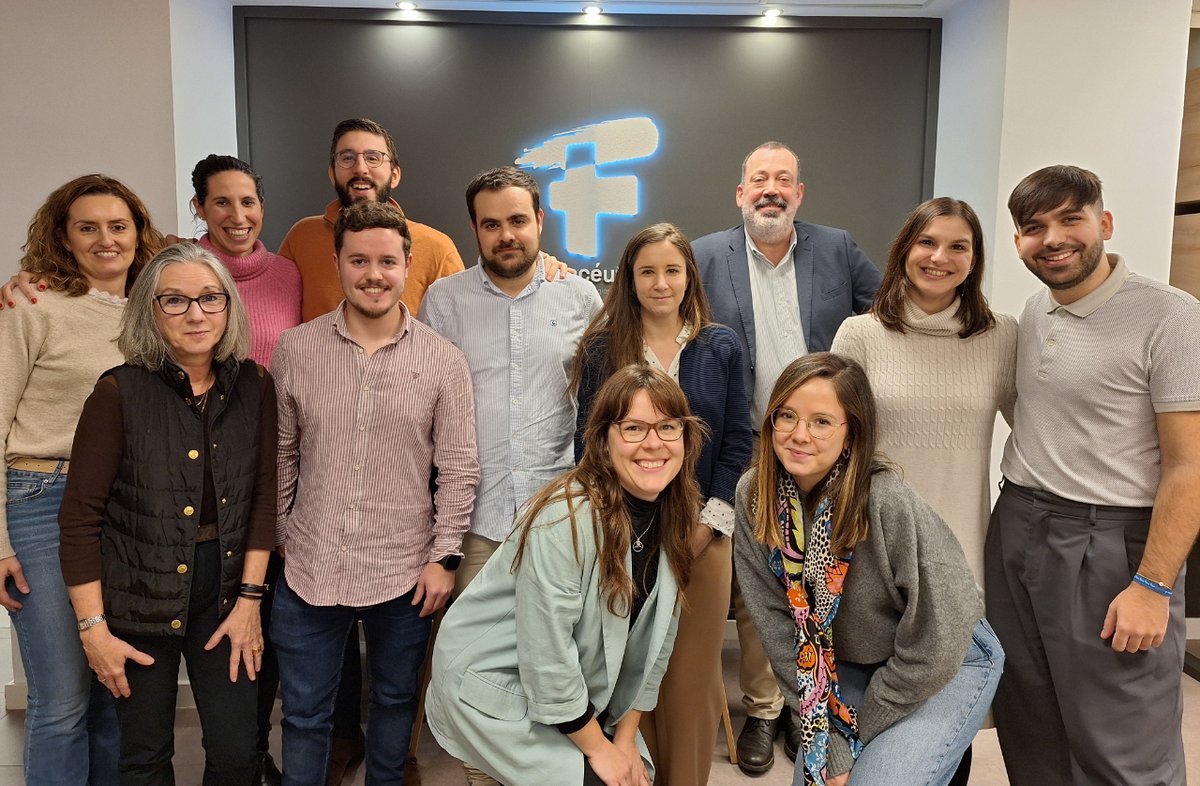 Farmaceuticos_'s tweet photo. 📣 El Consejo General recibe a los nuevos Formadores Colegiales que se inician a fomentar la prestación e implantación de SPFA de Dispensación e Indicación Farmacéutica a través de #NodofarmaAsistencial.
#RedFoCo https://t.co/K7SZYGoZ30