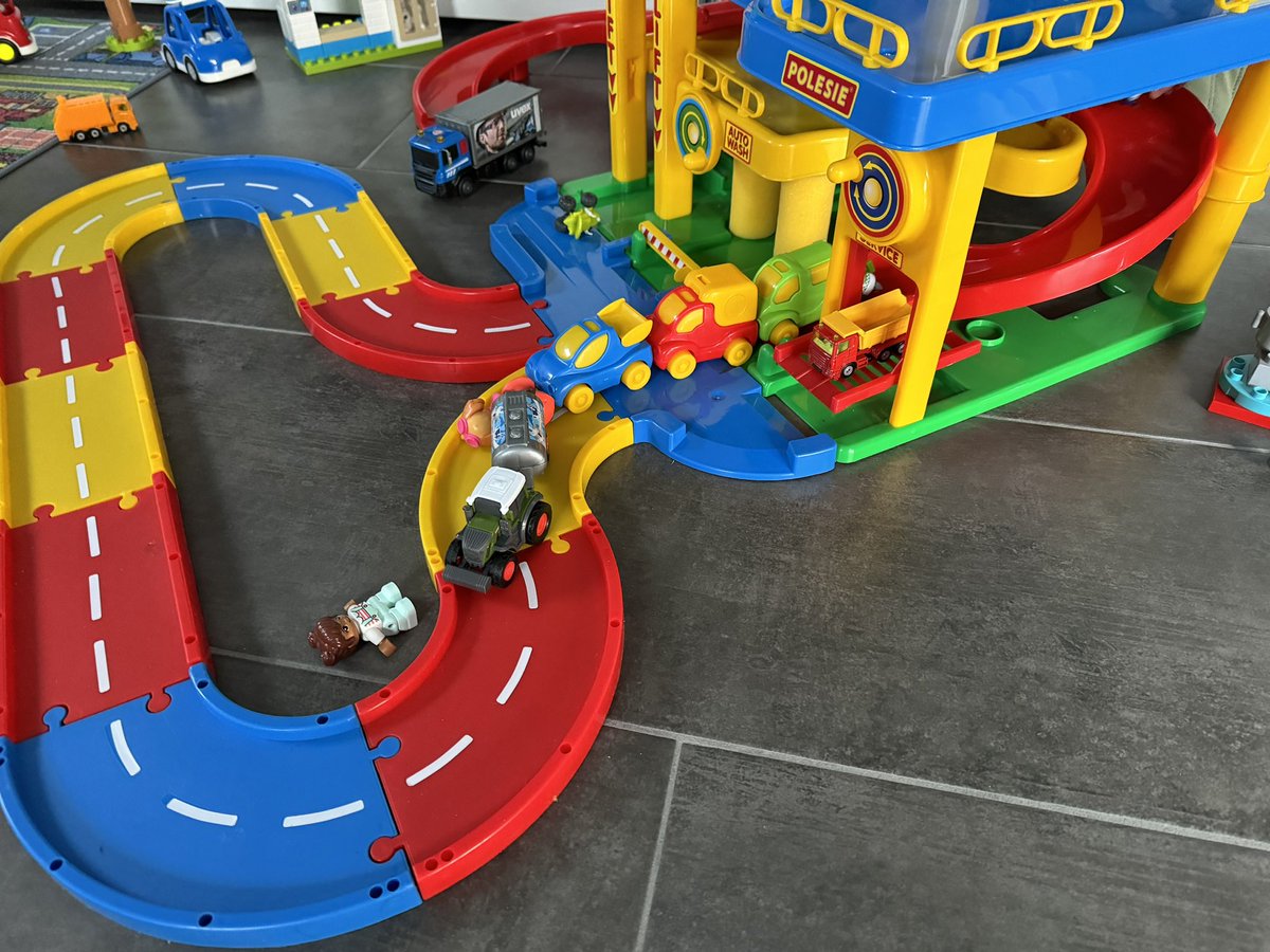 boburn3r's tweet photo. Auch zu Hause wird nun gestreikt. Die Forderungen des Kurzen (2J) sind noch nicht bekannt. Spekuliert wird die Aufweichung der Schlafenszeit und eine Erhöhung der Spielsteuern, bisher aber alles nur Spekulation. 🤷🏼‍♂️ https://t.co/NfucHCGuUj