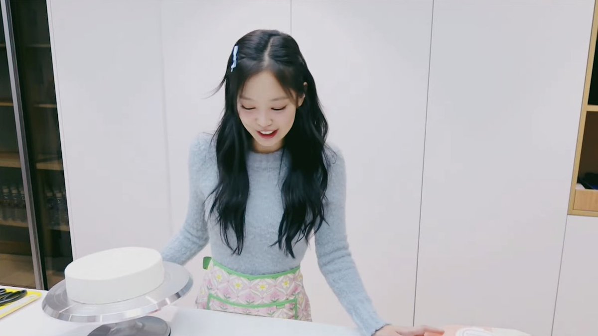 BLACKPINKGLOBAL's tweet photo. Our birthday girl🎂✨

MISS KOREA JENNIE DAY
#MoonlightJENNIEDay
#달빛아래_빛이나는_제니의_생일파티 @BLACKPINK https://t.co/BgA8XRTrLE