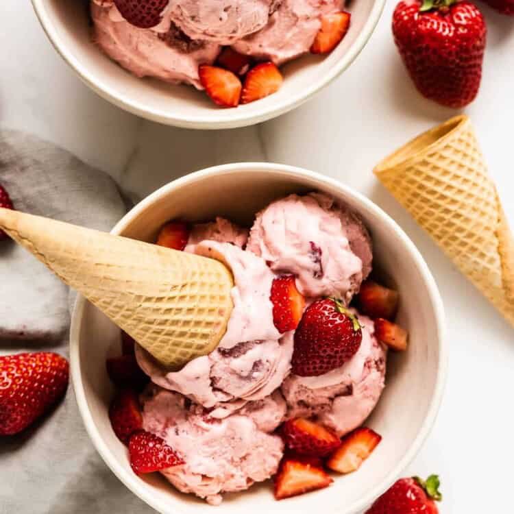 CorinnePulitzer's tweet photo. #IceCreamFans are celebrating today! Ranked among the top ten flavor faves, get out the scoop, it’s #NationalStrawberryIceCreamDay🍓@HaagenDazs_US @Breyers @vanleeuwen @NationalDayCal @HeyWhatDay @Friendlys https://t.co/wrUjMQ5VPv