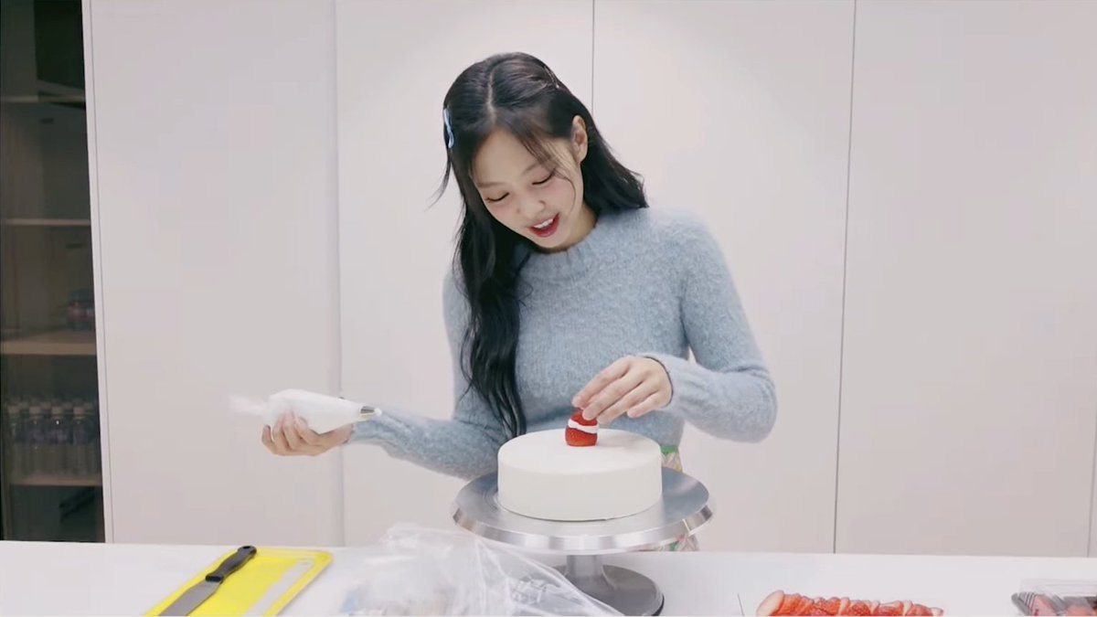 BLACKPINKGLOBAL's tweet photo. Our birthday girl🎂✨

MISS KOREA JENNIE DAY
#MoonlightJENNIEDay
#달빛아래_빛이나는_제니의_생일파티 @BLACKPINK https://t.co/BgA8XRTrLE