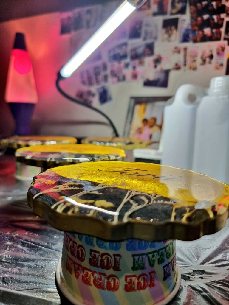 customcraftshit's tweet photo. phewww and this is why sanding and top coats matter ✨️bless✨️ #wip

🧫 #CRAFTSHIT

#resinart #coasters #glassfinish #artistontwitter https://t.co/4D8X2EAmLR