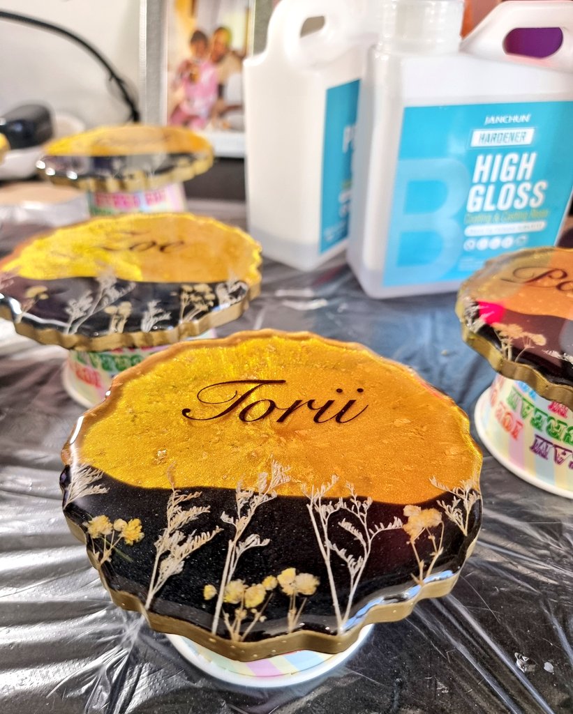 customcraftshit's tweet photo. phewww and this is why sanding and top coats matter ✨️bless✨️ #wip

🧫 #CRAFTSHIT

#resinart #coasters #glassfinish #artistontwitter https://t.co/4D8X2EAmLR
