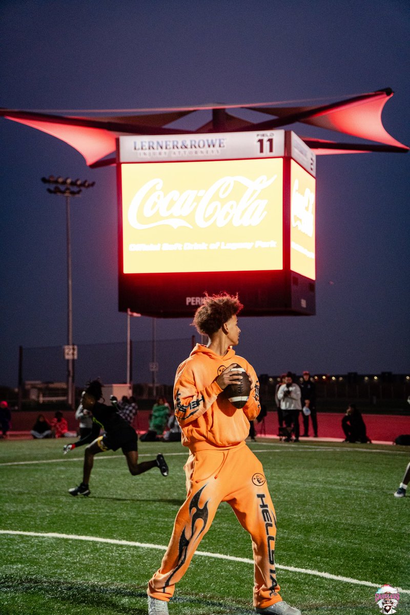 ONLY QB on the roster! HellStar 2026’s win <a href="/RedZone7v7Elite/">RedZoneEliteFB</a> in AZ…. Pressure is something you feel when you don’t know what you’re doing! 🤔<a href="/CoachTroop3/">elite_Threatz</a>