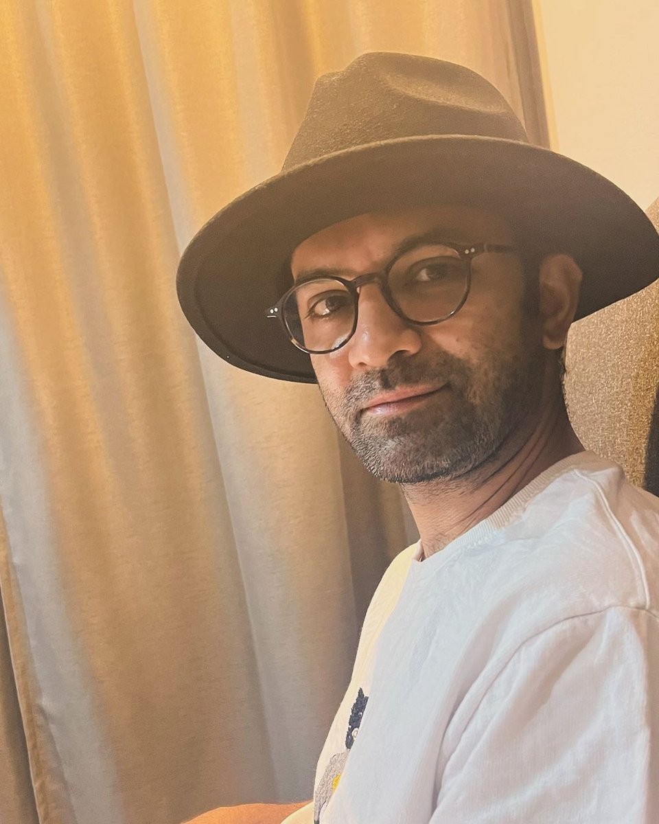 baruninmyheart's tweet photo. @BarunSobtiSays #BarunSobti Ig post
Spec-ial night!!
#whentheheartisfull #itsallaboutperspective https://t.co/dsl9RIxWEQ