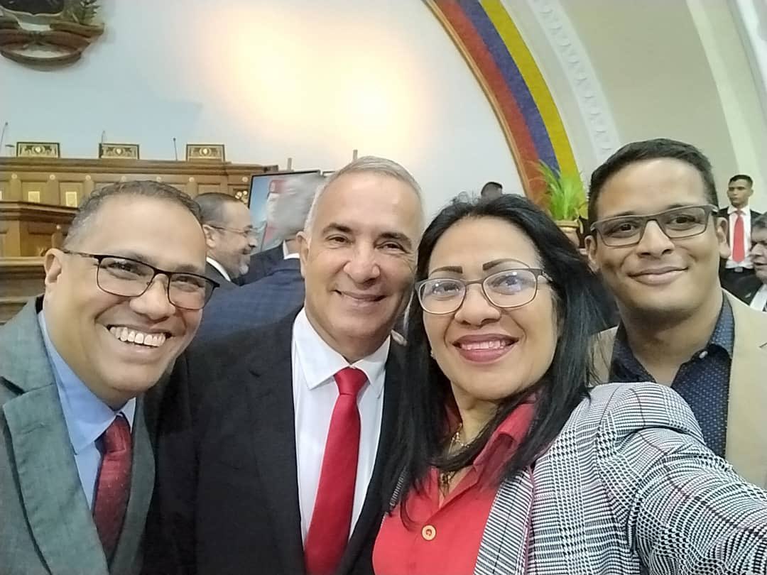 Aquí me encuentro junto a  <a href="/Griselda_Psuv/">Griselda Oliveros</a>, <a href="/Cisco_Quevedo/">Francisco Quevedo</a> y <a href="/aleman72psuv/">Juan Carlos Alemán             Cuenta Oficial</a>,  diputados a la @asamblea_ven, listos para la presentación de nuestro Presidente <a href="/NicolasMaduro/">Nicolás Maduro</a> en su Mensaje Anual a la Nación y Entrega de Memoria y Cuenta 2023 ante la <a href="/Asamblea_Ven/">Asamblea Nacional 🇻🇪</a>, los poderes