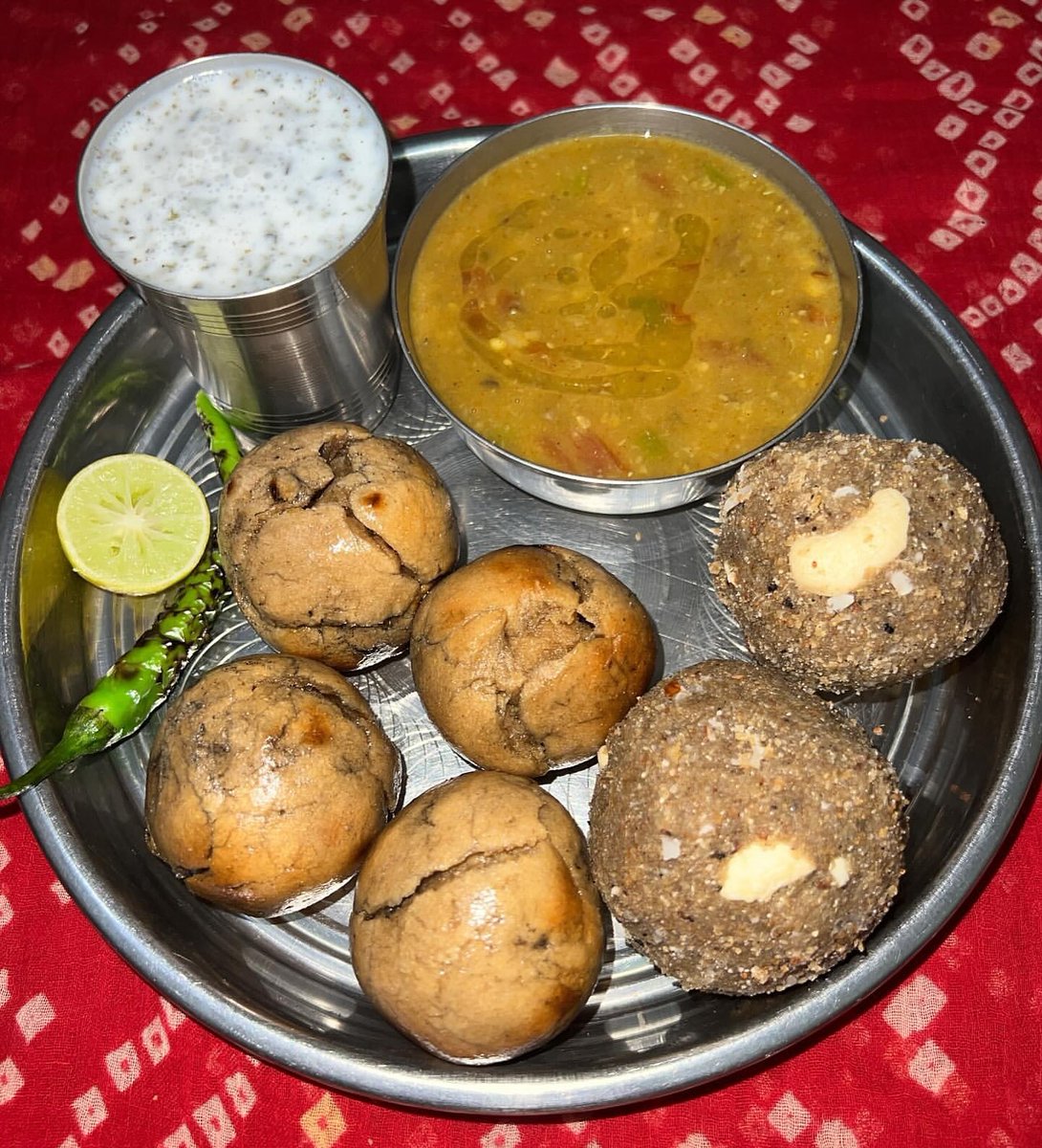 ल्यो राजस्थानी भोजन दाल बाटी चूरमा एकदम मस्त
मकरसंक्रांति के अवसर पर 😋