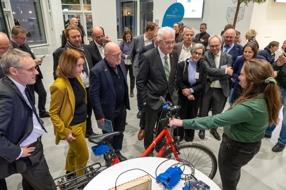 Landesregierung zu Gast in Karlsruhe: Ministerpräsident Winfried Kretschmann, Wissenschaftsministerin Petra Olschowski und Verkehrsminister Winfried Hermann informieren sich vor Ort über aktuelle Forschungsprojekte zur zukünftigen Mobilität h-ka.de/die-hochschule…