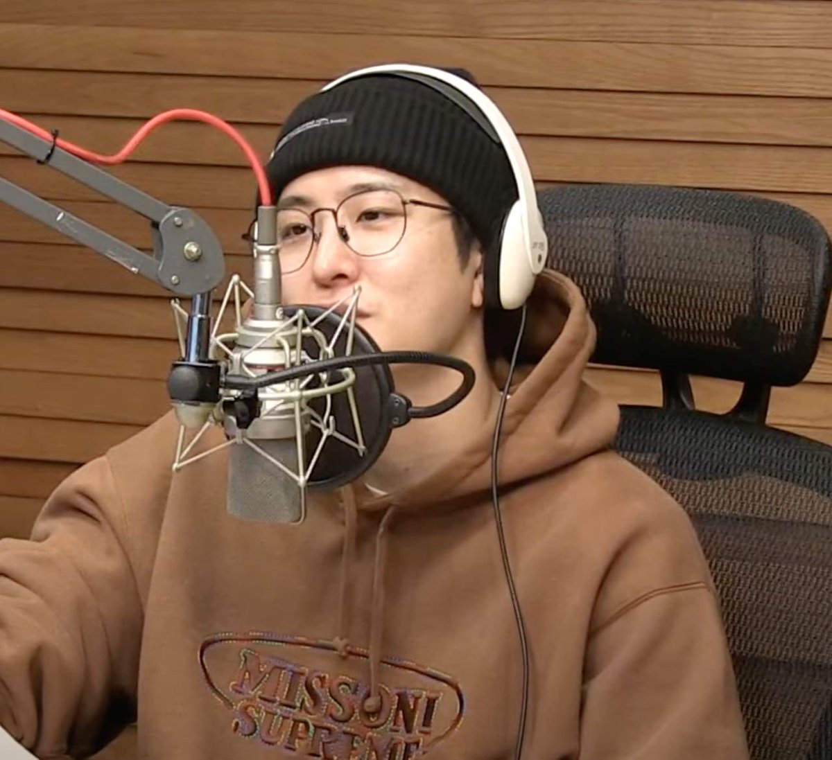 pbjy0922's tweet image. 🌙: “We did want to try releasing an album but we all thought since there are some members still doing their military service it could be a bit difficult so once the hyungs are out we do have plans to release an album, so our Ahgases please wait for us a little”
#ADecadeWithGOT7