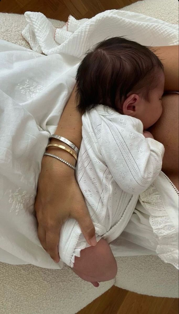 hanbellerin's tweet photo. nunca fui tão completa, meu mundo se tornou melhor quando conheci vocês. sempre serei grata por ser a sua mãe. 🤍 https://t.co/YyUorvnWSc