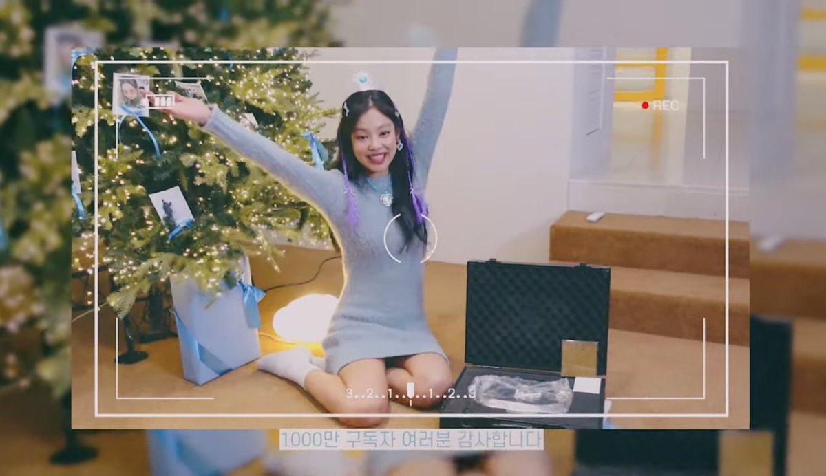 Pastttaaaa's tweet photo. Jennie opening the Diamond Button in celebration of 10 Million subscribers 🩵

“Thank you for 10 Million subscribers, everyoneeee”

MISS KOREA JENNIE DAY 
#MoonlightJENNIEDay  
#달빛아래_빛이나는_제니의_생일파티 @BLACKPINK https://t.co/7E91fh0JXR