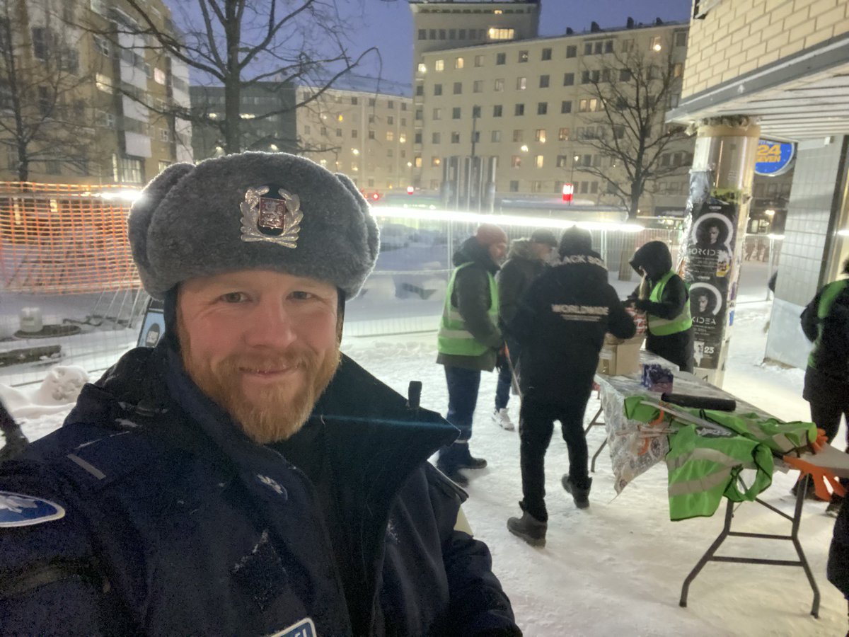 Palkkapäivä ja Kurvin Talkoot!

Tunnelma oli lämmin vaikka naama oli paikoin jäässä. 
 ~20 talkoolaista, roskia lumen seasta, villasukkia ihmisten tarpeeseen ja tärkeimpänä poliisille: #keskustelu ihmisten kanssa.

#poliisi #turvallisuus 

Tutustukaa: kaikkienkurvi.hel.fi