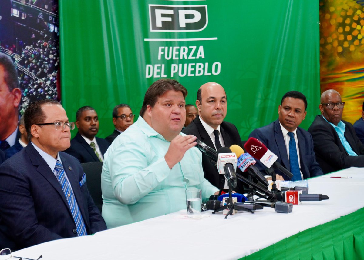 DelvisDuran's tweet photo. Fuerza del Pueblo recusará, en todos los casos futuros en el TSE, a los jueces Ygnacio Pascual Camacho Hidalgo, Fernando Fernández Cruz y Pedro Pablo Yermenos Forastieri por hostilidad contra partidos de oposición.

Al emitir tan insólita y repudiable decisión sobre el Colegio de Abogados, los tres jueces que la tomaron, han revelado su estrecho compromiso y clara inclinación hacia la protección de los intereses del partido en el poder. Puntualizó Raúl Martínez quien dirige la Secretaría de Asuntos Jurídicos en FP. @RaulMartinezM