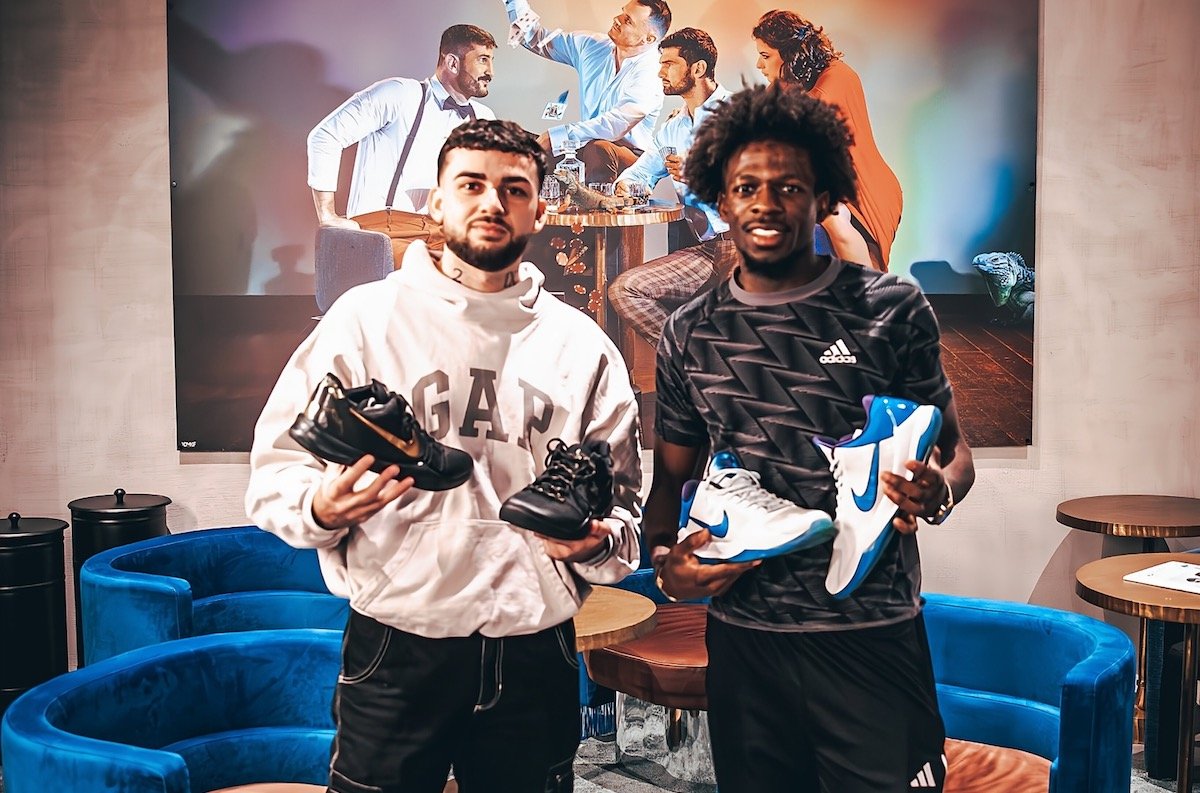 basketusa's tweet photo. 📌 𝗔̀ 𝗟𝗜𝗥𝗘 : ces chasseurs de sneakers 👟 au service des professionnels.

En Europe ou aux USA, beaucoup de joueurs font appel à des « 𝘀𝗻𝗲𝗮𝗸𝗲𝗿𝘀 𝗽𝗹𝘂𝗴 » pour dénicher les paires les plus rares.

👥 @Rookicks_, @23Penny1, @Sacha_Serrano
➤ https://t.co/ocQL2G51G0 https://t.co/SblwVV29Zf