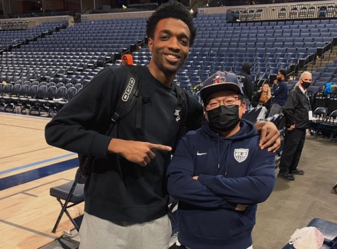 basketusa's tweet photo. 📌 𝗔̀ 𝗟𝗜𝗥𝗘 : ces chasseurs de sneakers 👟 au service des professionnels.

En Europe ou aux USA, beaucoup de joueurs font appel à des « 𝘀𝗻𝗲𝗮𝗸𝗲𝗿𝘀 𝗽𝗹𝘂𝗴 » pour dénicher les paires les plus rares.

👥 @Rookicks_, @23Penny1, @Sacha_Serrano
➤ https://t.co/ocQL2G51G0 https://t.co/SblwVV29Zf