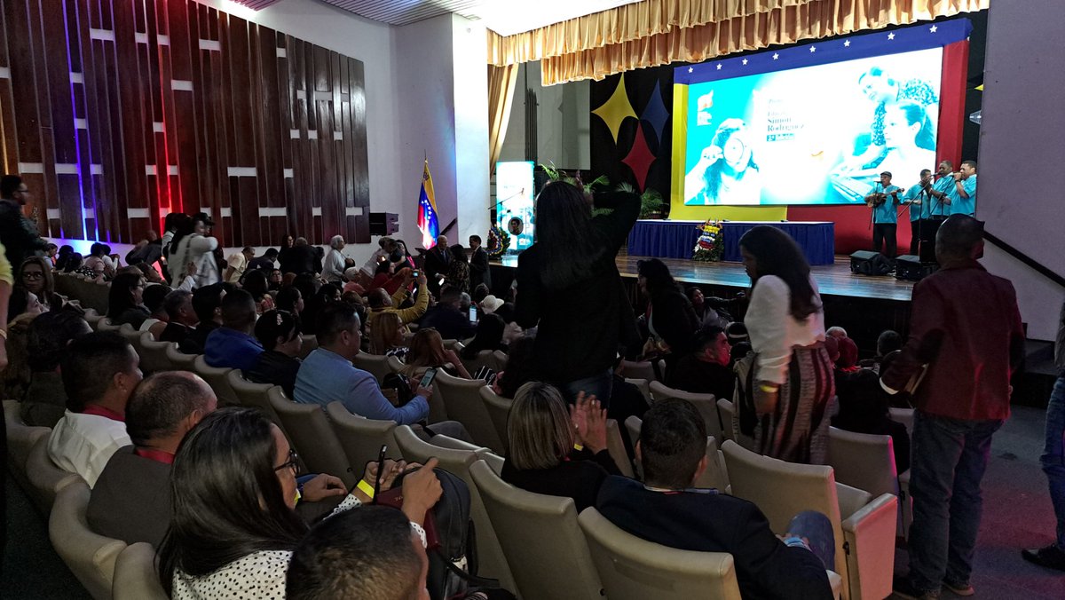 #Ahora 🔈|| Desde la Casa de las Letras Andrés Bello en los espacios del @MPPEDUCACION, la agrupación Magistral #UNEM se presentó durante la entrega del Premio Nacional de Investigación Educativa Simón Rodríguez, en conmemoración del Día del Maestro.

#MemoriaYCuentaAfirmativa