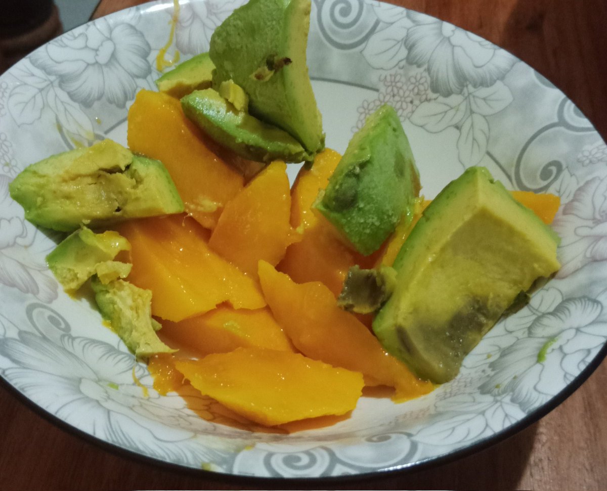 singirankabo_eo's tweet photo. Ĉiam bonegas (kaj ankaŭ tre bonas por la sano) iom da fruktoj...
🥰
#esperanto #lang_eo #sano #Mangxajxoj #frukto #fruktoj #mango #avokado #afriko #vespermangxo #Burundo #Burundio #sezonfruktoj #vitamino #Vitaminoj https://t.co/sySvKnMKDc