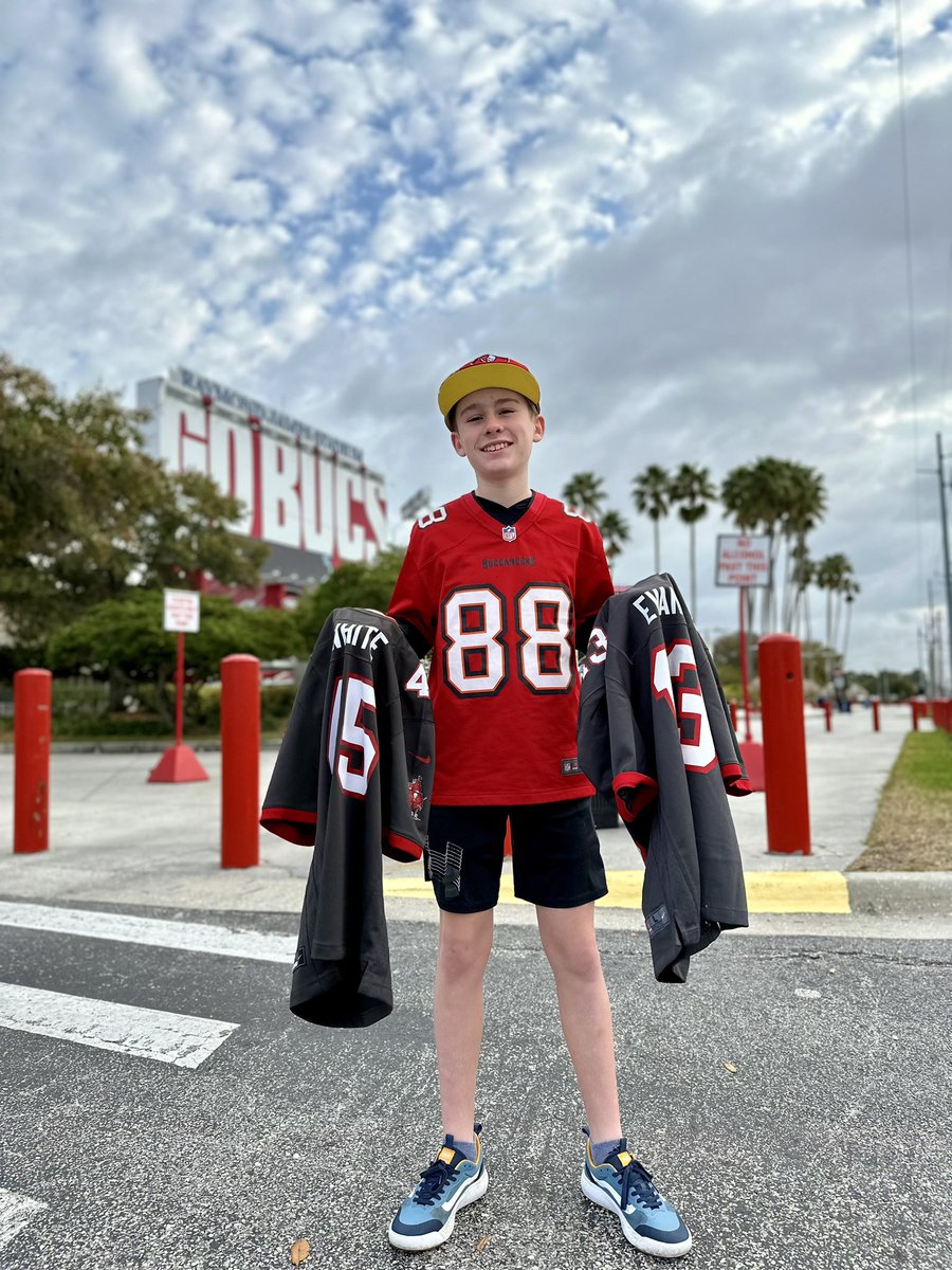Hey, <a href="/CadeOtton/">Cade Otton</a>! Remember us? We’ll be at the south end zone tonight! Stop by and see us before the game… grab <a href="/MikeEvans13_/">Mike Evans</a> and <a href="/DevinWhite__40/">DEVIN WHITE</a>! 😉 Go, Bucs! 🏴‍☠️❤️