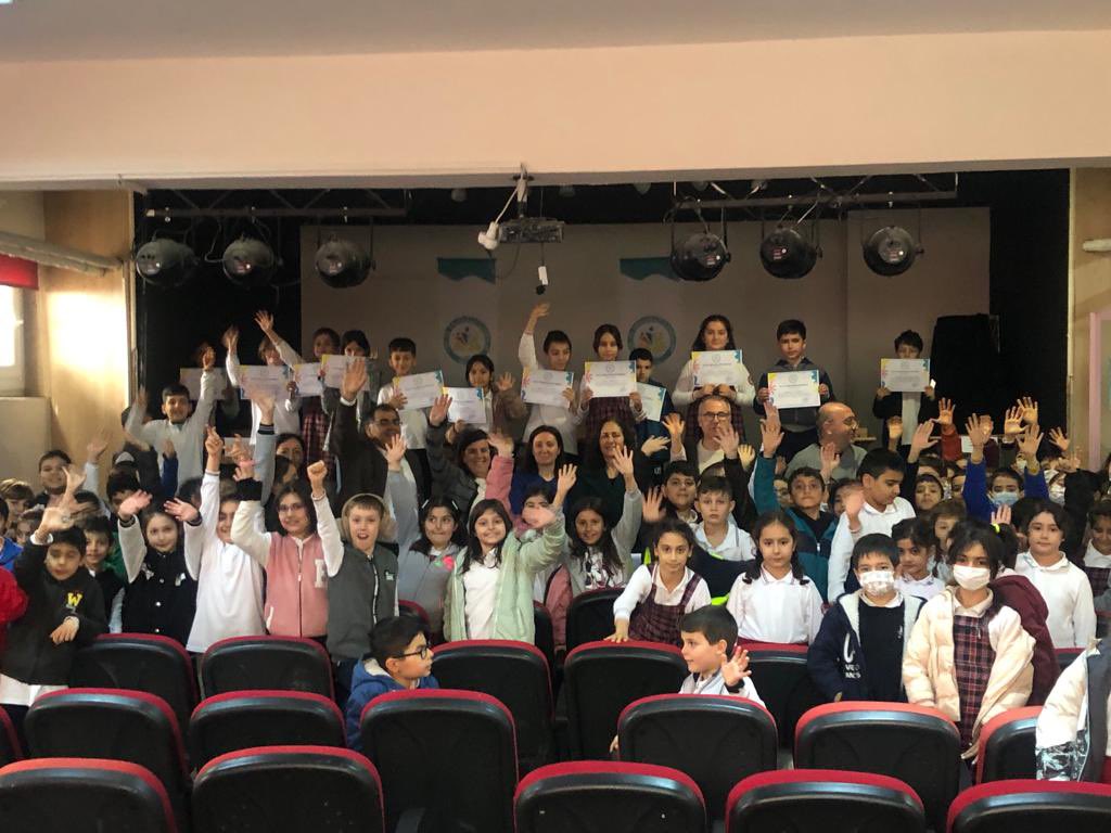 orhangazibalc's tweet photo. 2023-2024 Eğitim-Öğretim Yılı 1. Dönem Sonu Faaliyet Haftasının ilk Gününde 3. Sınıflarımız arasında BİLGİ YARIŞMASI düzenledik. Yarışmacıların ve izleyenlerin hem bilgilendiği hem de eğlendiği güzel bir gün yaşadık. @BalcovaMEM https://t.co/J7ztYrOvjB