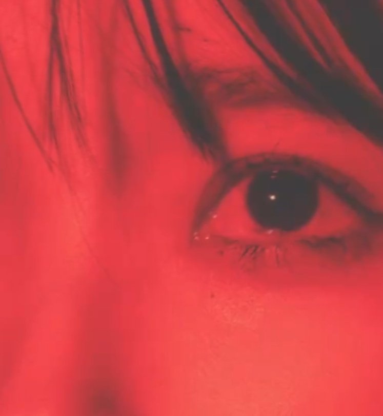 koovarbie's tweet photo. IU said they end up in an accident which explains blood on Tae and the little forehead scratch on IU. But only she survived. So she goes around the places where they used to meet to look for tae(he's become a ghost) iu can only see him through her camera hence she's holding one💀 https://t.co/1RMigQxvJQ