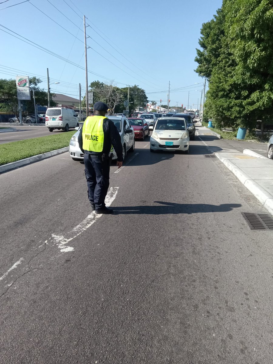 RBPFPolice's tweet photo. Insp. O. Hanna and team of officers from the Eastern Division conducted road checks within the Division. https://t.co/UujUcN8L2C