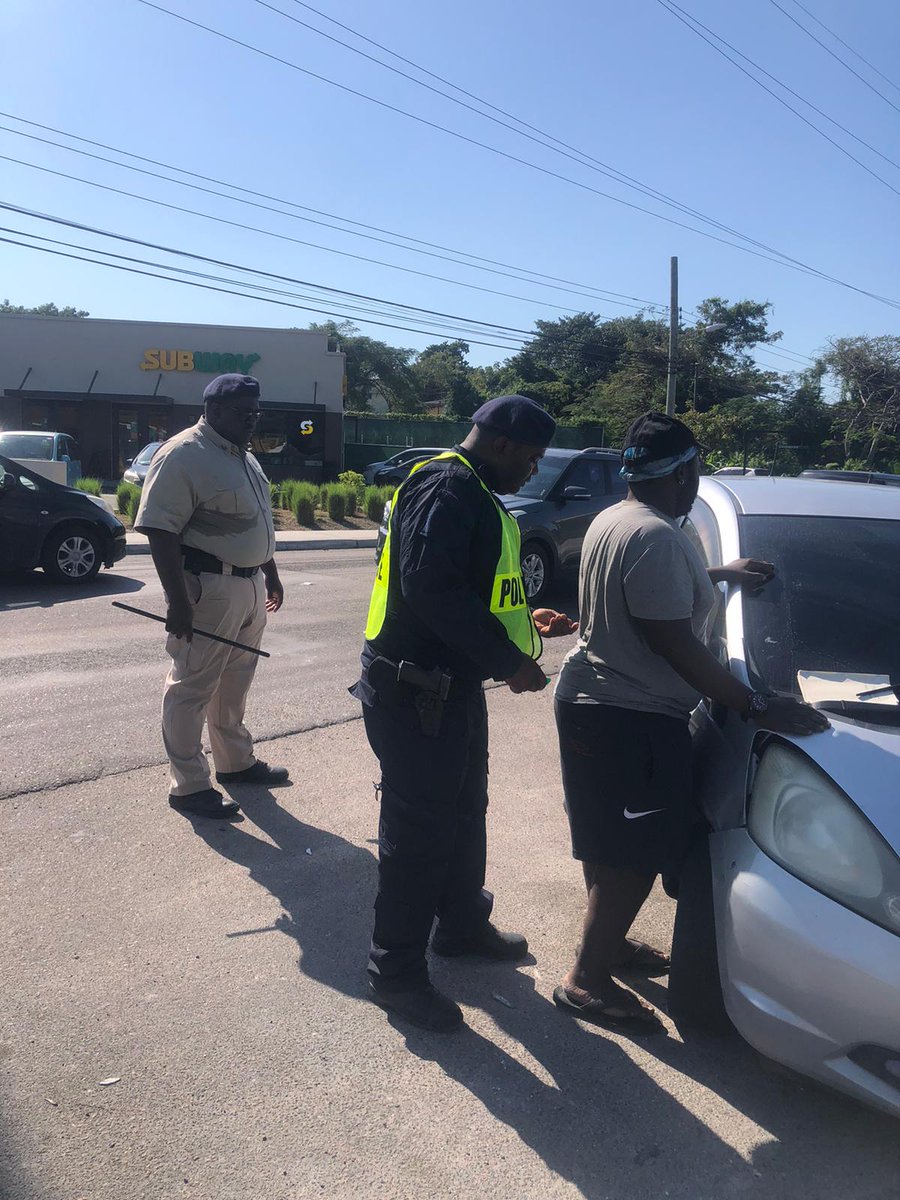 RBPFPolice's tweet photo. Insp. O. Hanna and team of officers from the Eastern Division conducted road checks within the Division. https://t.co/UujUcN8L2C