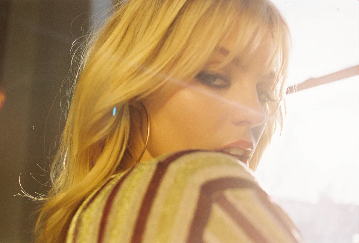 youngexwives's tweet photo. VOGUE

Photographer: @/thisismayan Fashion Editor: @/michael_philouze  Producers: Alex Max, and Lev Khayznikov Hair: Taylor Fitzgerald Makeup: Dana Boyer Set Assistants: Sam Dole, Gili Benita, and Mike Brewer Fashion Assistants: Peter Hallberg, and Ela Erdogan https://t.co/c1I6KlXqea